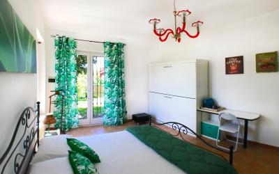 Camera Matrimoniale con Vista Giardino