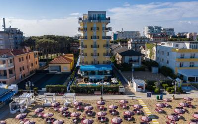 Camera Matrimoniale/Doppia con Letti Singoli con Vista Mare Parziale