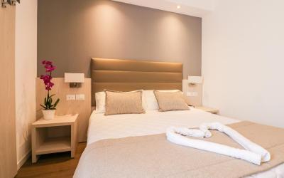 Camera Matrimoniale/Doppia con Letti Singoli con Vista Mare Parziale