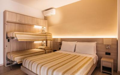 Camera Quadrupla Superior