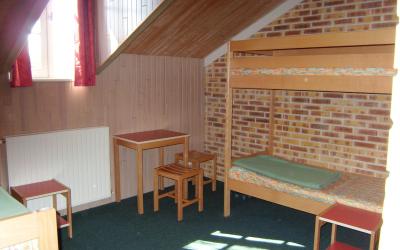  Lit Simple en Dortoir de 3 Lits pour Hommes