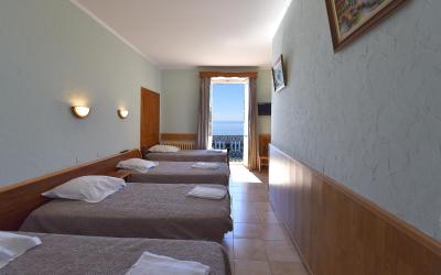 Chambre Triple - Tu00e9lu00e9vision & Salle de Bains