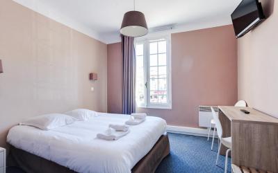 Chambre Double u00c9conomique (Toilettes Communes et Salle de Bains Privative) Chambre Double u00c9conomique (Toilettes Communes et Salle de Bains Privative)