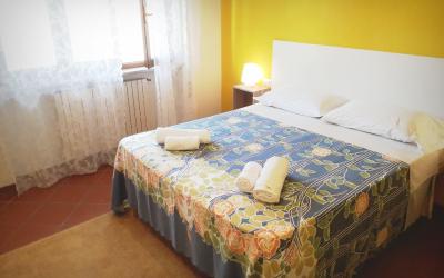 Camera Matrimoniale con Servizi Igienici in Comune