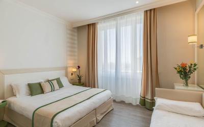 Camera Tripla con Vista Mare Parziale 