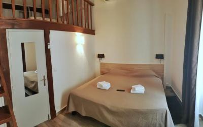 Chambre Double u00c9conomique - Vue sur Rue Chambre Double u00c9conomique - Vue sur Rue