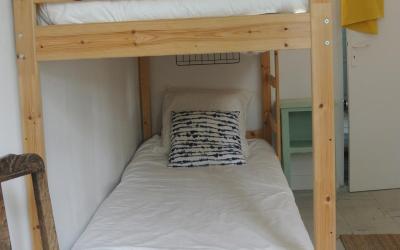Lit Simple dans Dortoir Mixte Lit Simple dans Dortoir Mixte