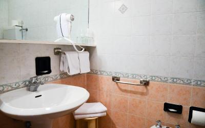 Camera Tripla Economy