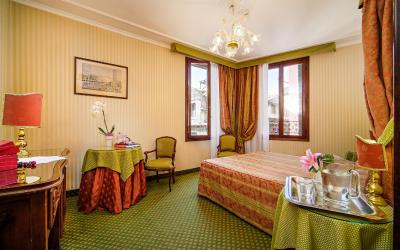 Camera Tripla Superior