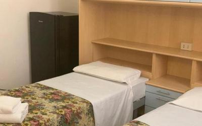 Camera Doppia con Letti Singoli e Bagno in Comune