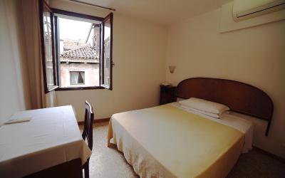 Camera Matrimoniale Piccola con Bagno Privato Esterno