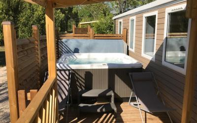 Mobil home Vaucluse u2013 6 personnes, 3 chambres, spa privatif sur la terrasse, tv, climatisation, lave-vaisselle