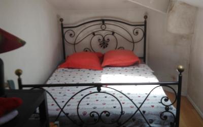 Lit Simple dans Dortoir pour Femmes