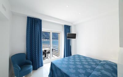 Camera Matrimoniale/Doppia con Letti Singoli con Vista Mare Parziale