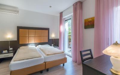 Camera Matrimoniale con Balcone e Vista Giardino