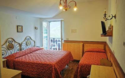 Camera Tripla con Balcone e Vista Lago