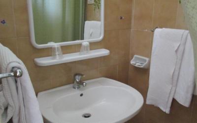 Camera Standard Doppia con Letti Singoli con Bagno in Comune