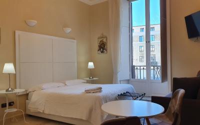 Camera Matrimoniale/Doppia con Letti Singoli con Balcone e Vista Piazza