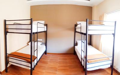 Tempat Tidur di Kamar Asrama Pria 4 Tempat Tidur Tempat Tidur di Kamar Asrama Pria 4 Tempat Tidur