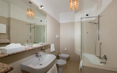 Suite Familiare con Vista Lago Parziale e Accesso Spa