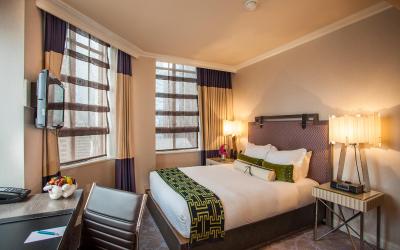 Essential Queen Room