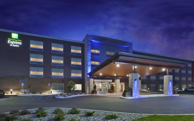 Holiday Inn Express & Suites Grand Rapids - Airport North By IHG