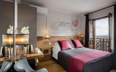 Camera Matrimoniale/Doppia con Letti Singoli con Balcone e Vista Valle