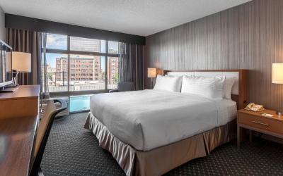 King Room - Hearing Accessible - Roll-in Shower