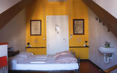 Camera Doppia con Letti Singoli e Bagno in Comune