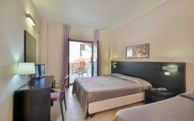 Camera Tripla Standard