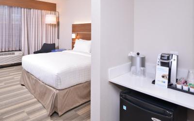 King Room - Hearing Accessible - Roll-in Shower