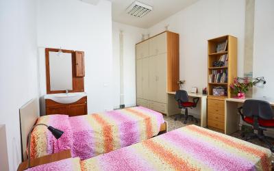 Camera Standard Doppia con Letti Singoli con Bagno in Comune