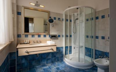 Camera Tripla Superior