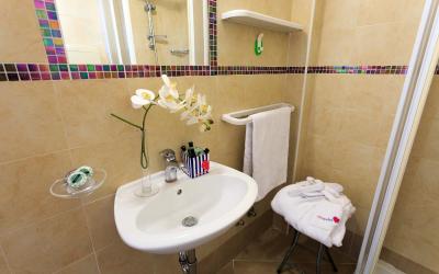 Camera Tripla Superior