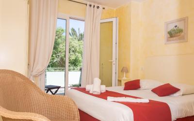 Chambre Double Supu00e9rieure avec Climatisation et Terrasse u2013 Vue sur Jardin