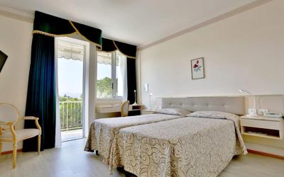 Camera Matrimoniale/Doppia con Letti Singoli con Vista Piscina