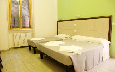 Camera Tripla Economy