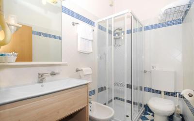 Camera Matrimoniale/Doppia con Letti Singoli con Balcone e Vista Mare Parziale 