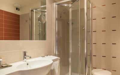 Camera Tripla Superior