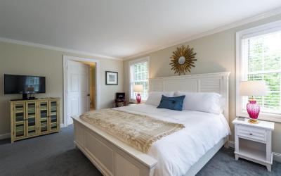 1st Floor King Guestroom