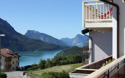 Appartamento con 1 Camera da Letto, Balcone e Vista Lago