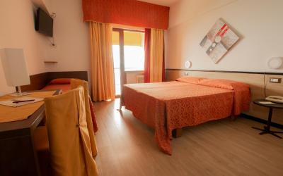 Camera Tripla con Vista Lago