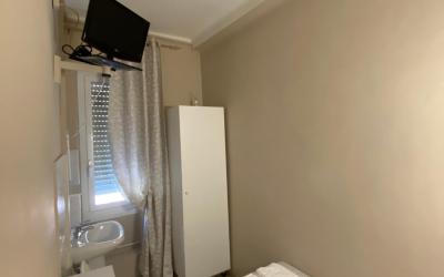 Camera Singola con Doccia e Servizi Igienici in Comune