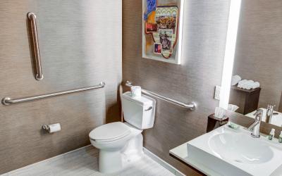 King Suite with Tub - Accessible/Non-Smoking