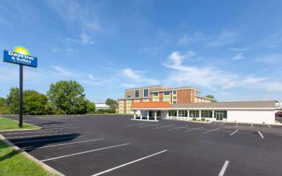 Days Inn & Suites by Wyndham Grand Rapids Near Downtown