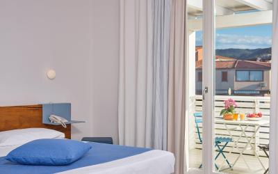 Camera Tripla Superior