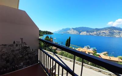 Camera Matrimoniale con Balcone e Vista Lago