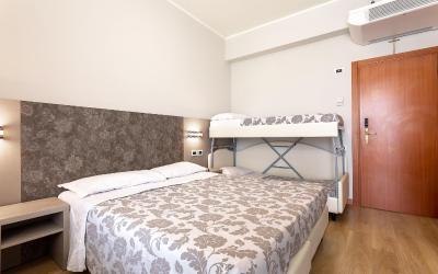 Camera Tripla Superior