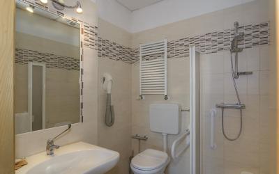 Camera Economy Matrimoniale/Doppia con Letti Singoli con Finestra Alta 