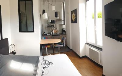 Studio Lit Queen-Size 